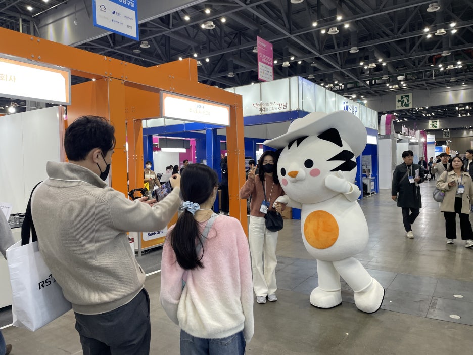 라온 브랜드 캐릭터 라옹과 참관객의 만남
